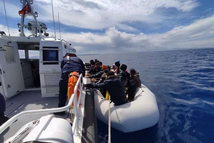 İzmir açıklarında göçmen hareketliliği haberinin görseli