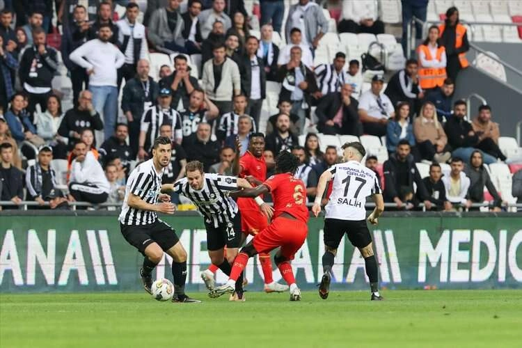 İzmir derbisi 1-1 berabere bitti  haberinin görseli