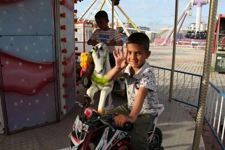 Depremzede çocuklar lunapark ile gülümsedi haberinin görseli