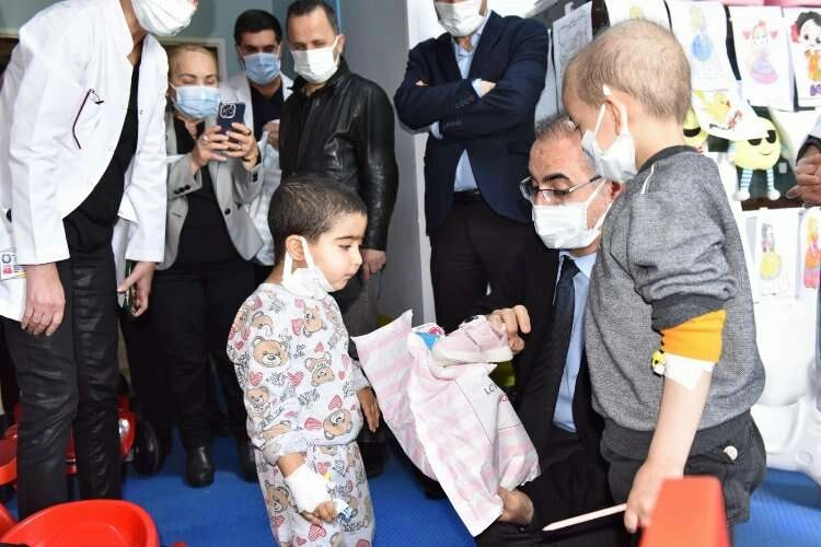 Hastanede tedavi gören çocukların çifte bayramı kutlandı haberinin görseli