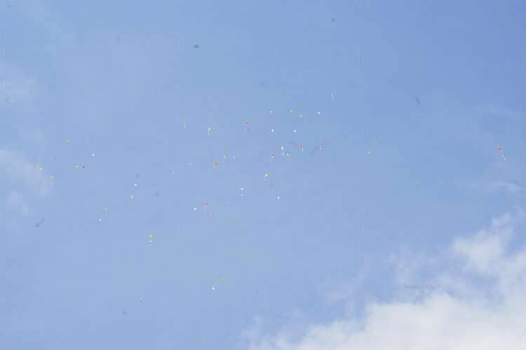 Depremde ölen çocuklar için gökyüzüne balon bıraktılar haberinin görseli