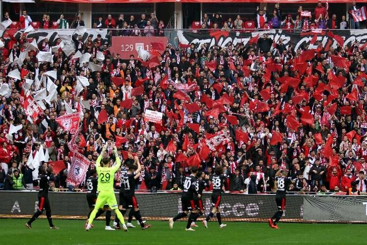 Samsunspor, Süper Lig'e lider yükselmeyi garantiledi