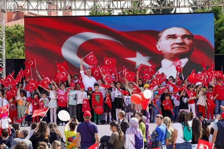 Gaziemirli çocuklar 23 Nisan'ı coşkuyla kutladı haberinin görseli