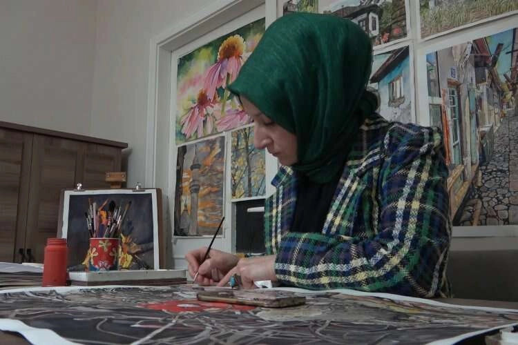Depremin acı hatıralarını tuvallere yansıttı haberinin görseli