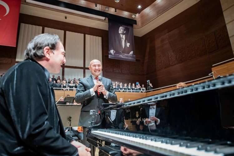 Fazıl Say'ın bestelediği 100. Yıl Marşı ilk kez sahnede seslendirildi haberinin görseli