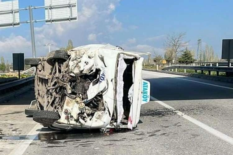 Afyonkarahisar'da minibüs devrildi! Yaralılar var haberinin görseli