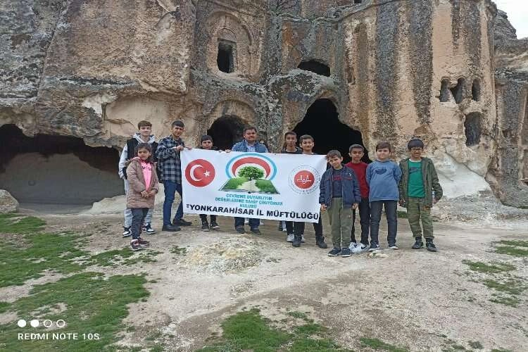 Afyonkarahisar'da depremzedeler Frig Vadisi gezdi haberinin görseli