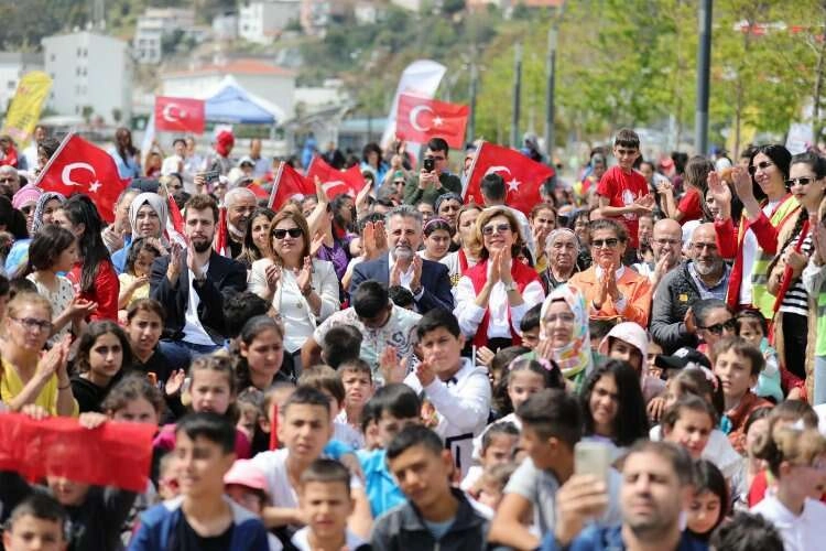 Bayraklı ve Selçuk'ta çocuklar doyasıya eğlendi haberinin görseli