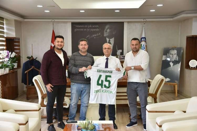 Başkan Zeki Kayda'ya forma hediye edildi haberinin görseli