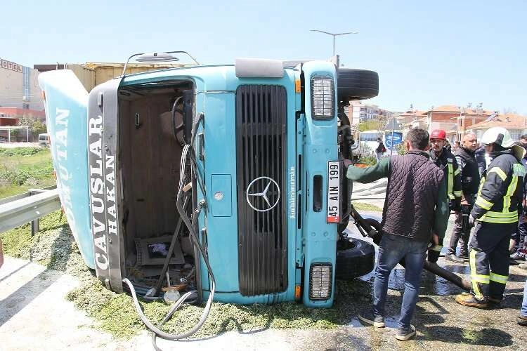 Yan yatan tır metrelerce sürüklendi