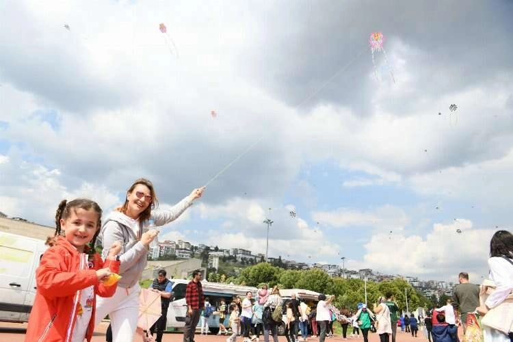 Bornova uçurtmaların dansıyla renklendi haberinin görseli