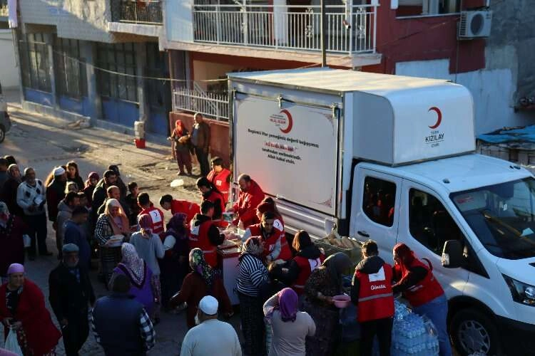İzmir’de 60 bin kişiye Kızılay’dan iftar yemeği dağıtıldı haberinin görseli