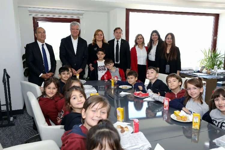 Minik öğrenciler 'Başkan amca'yı ziyaret etti haberinin görseli
