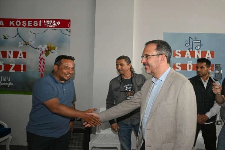 Bakan Kasapoğlu'ndan CHP seçim ofisine ziyaret haberinin görseli