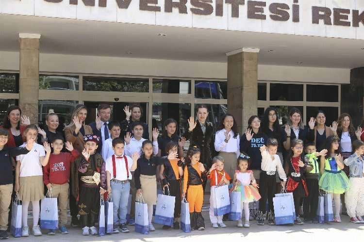 Başarılı miniklerde Rektör Hotar'a ziyaret haberinin görseli
