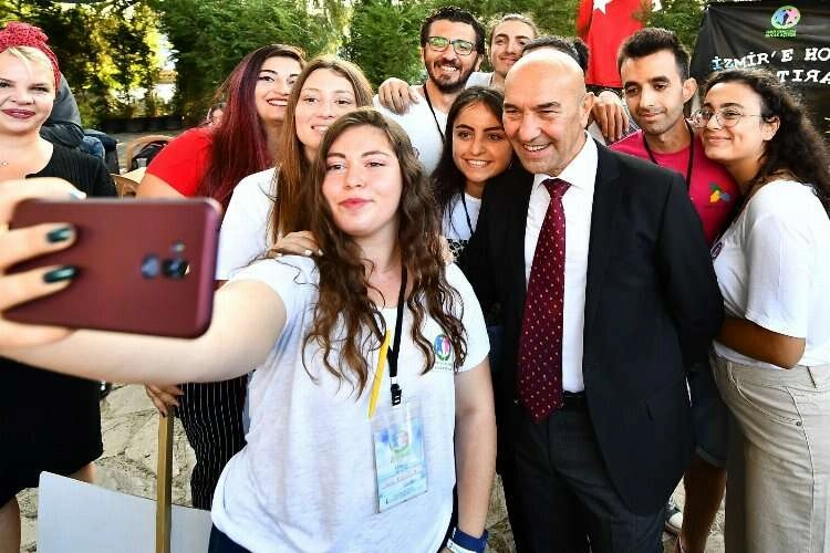 Gençlere Kitap Kart desteği İzmir Büyükşehir Belediyesi’nden  haberinin görseli
