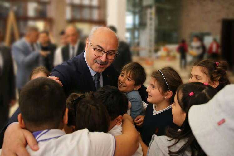İzmir İktisat Kongresi binasının ilk misafirleri çocuklar oldu haberinin görseli