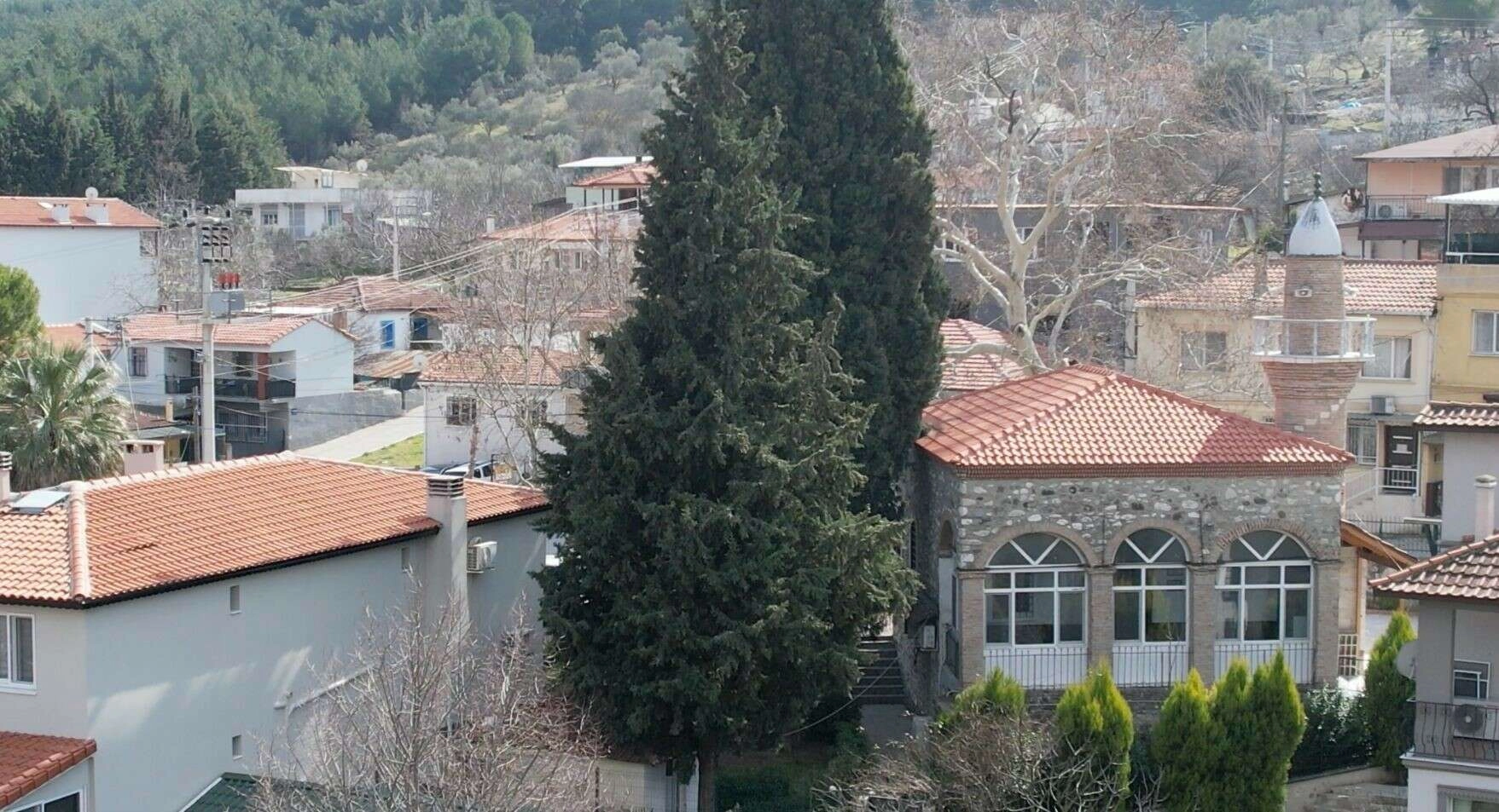 Asırlık camiye ve ormanlarına gözü gibi bakıyorlar