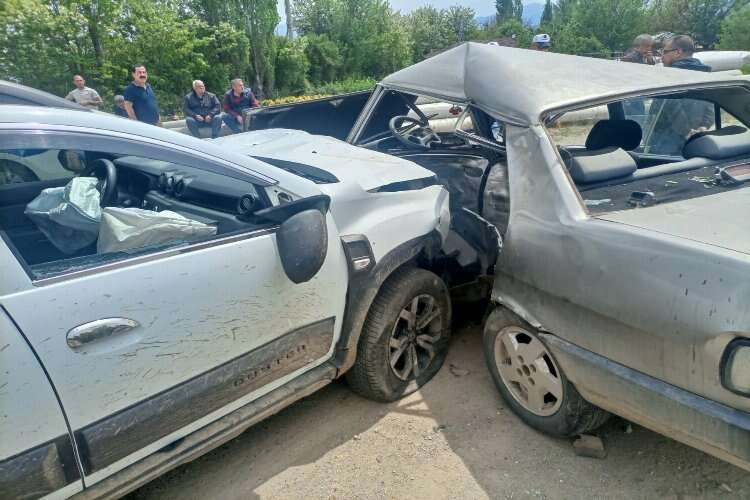 İzmir'de kaza... Kafa kafaya çarpıştılar haberinin görseli