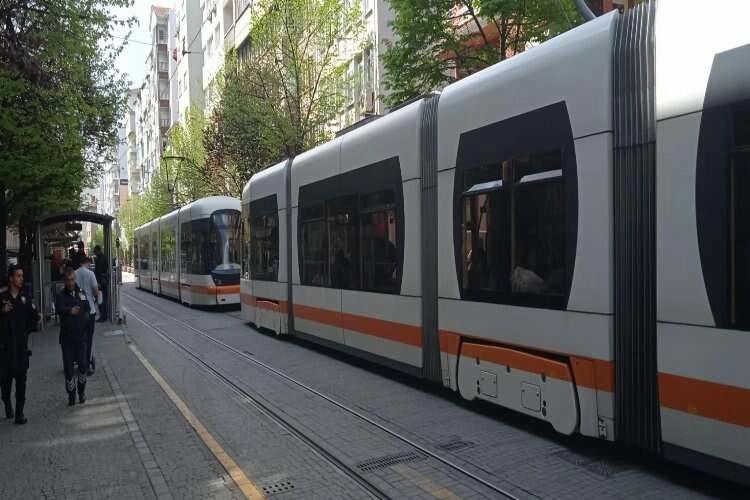 Tramvayın altında kalan kadın feci şekilde can verdi haberinin görseli