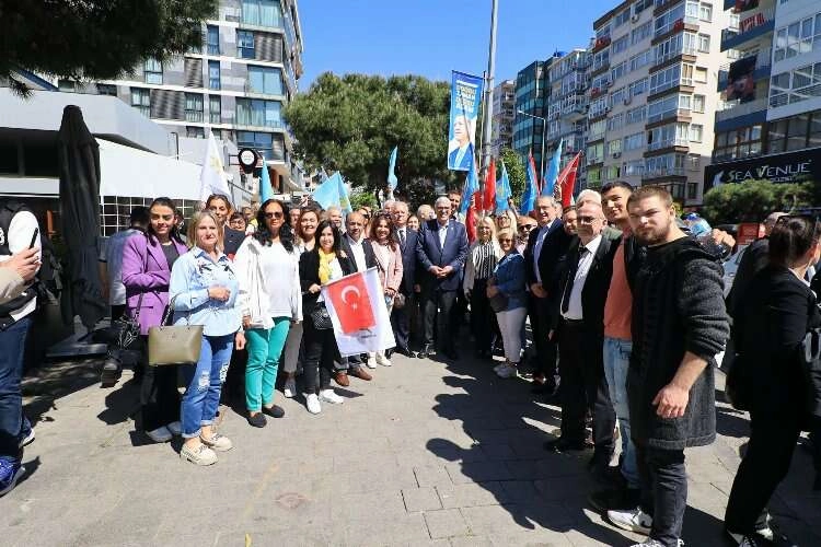 Müsavat Dervişoğlu Konak’ı karış karış gezdi haberinin görseli