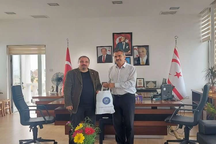 İzmir’li gazeteciden Gazimağusa’ya anlamlı hareket haberinin görseli