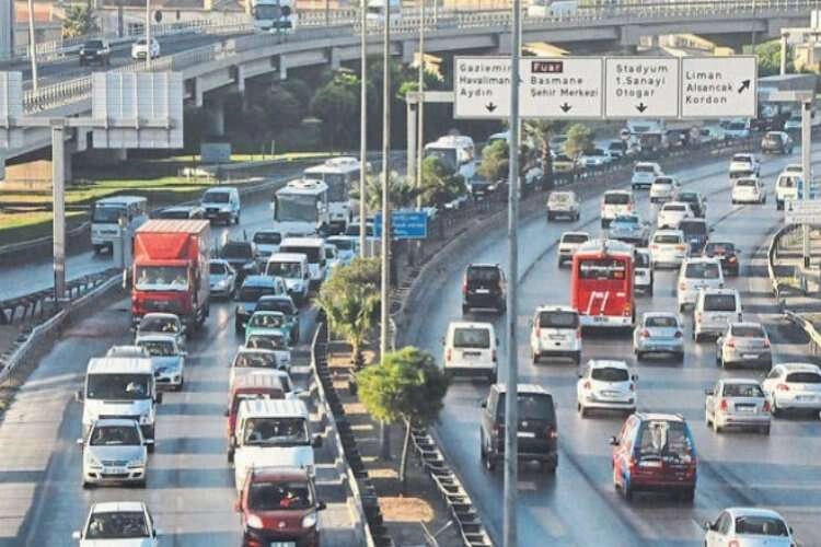 İzmir trafiğinde araç sayısı artıyor! haberinin görseli