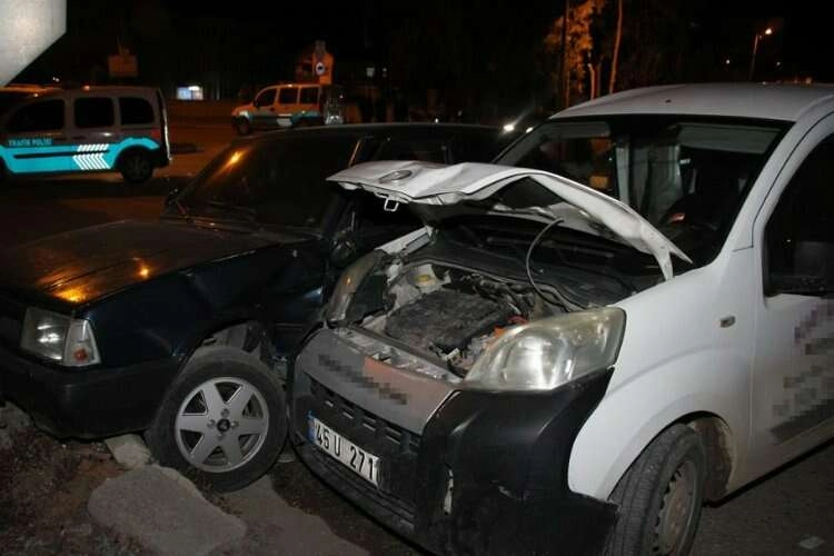 Manisa'da 2 ticari araç çarpıştı haberinin görseli