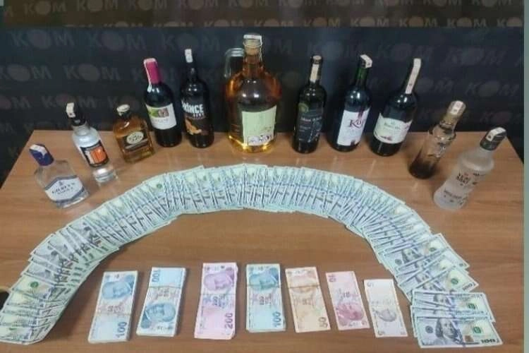 Sahte dolarla alışveriş yapan şüpheliler yakalandı haberinin görseli