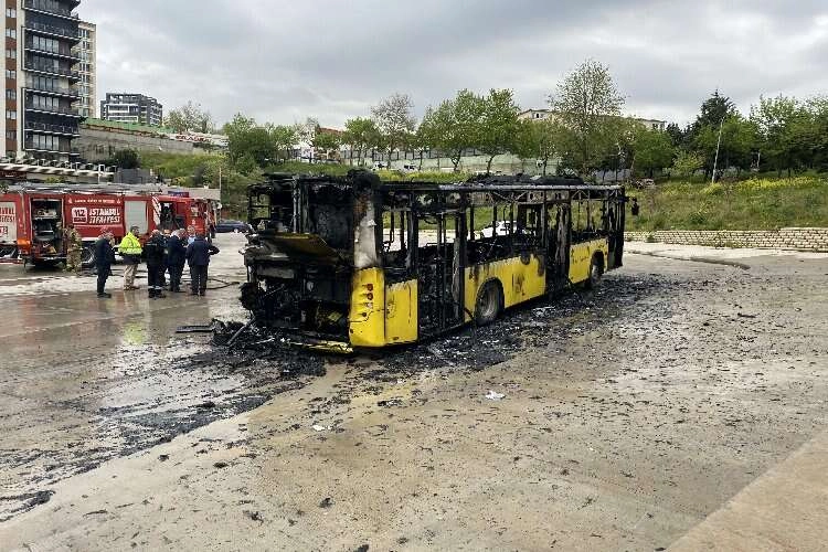 İstanbul’da İETT otobüsü alev alev yandı haberinin görseli