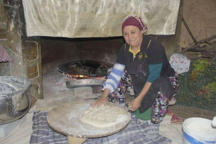 Annesinden öğrendikleri mesleği oldu haberinin görseli