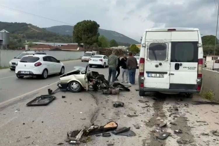 Kemalpaşa'da kaza: Otomobil ikiye bölündü haberinin görseli