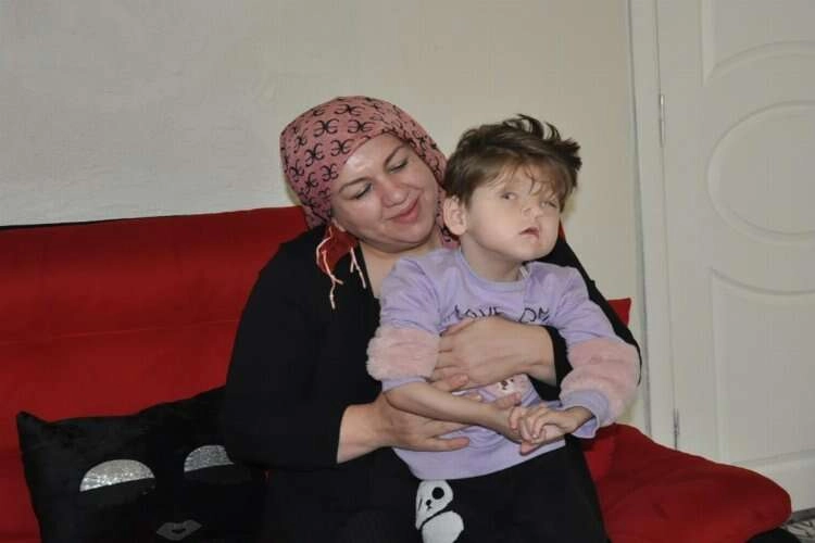 Fraser sendromlu Sevgi Hira, kasnak ve ışık ile hayata tutunuyor haberinin görseli