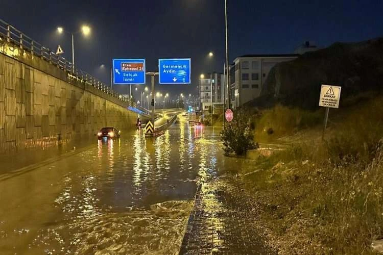 Kuşadası’nda sağanak yağış yolları göle çevirdi haberinin görseli