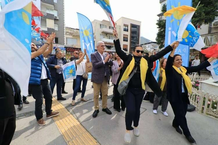 Müsavat Dervişoğlu İzmir'de sahaya indi haberinin görseli