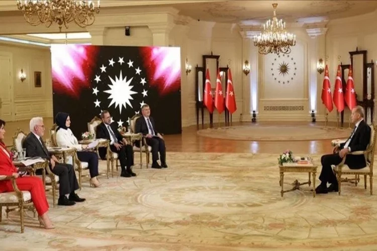 Cumhurbaşkanı Erdoğan, canlı yayında kısa süreli rahatsızlandı haberinin görseli