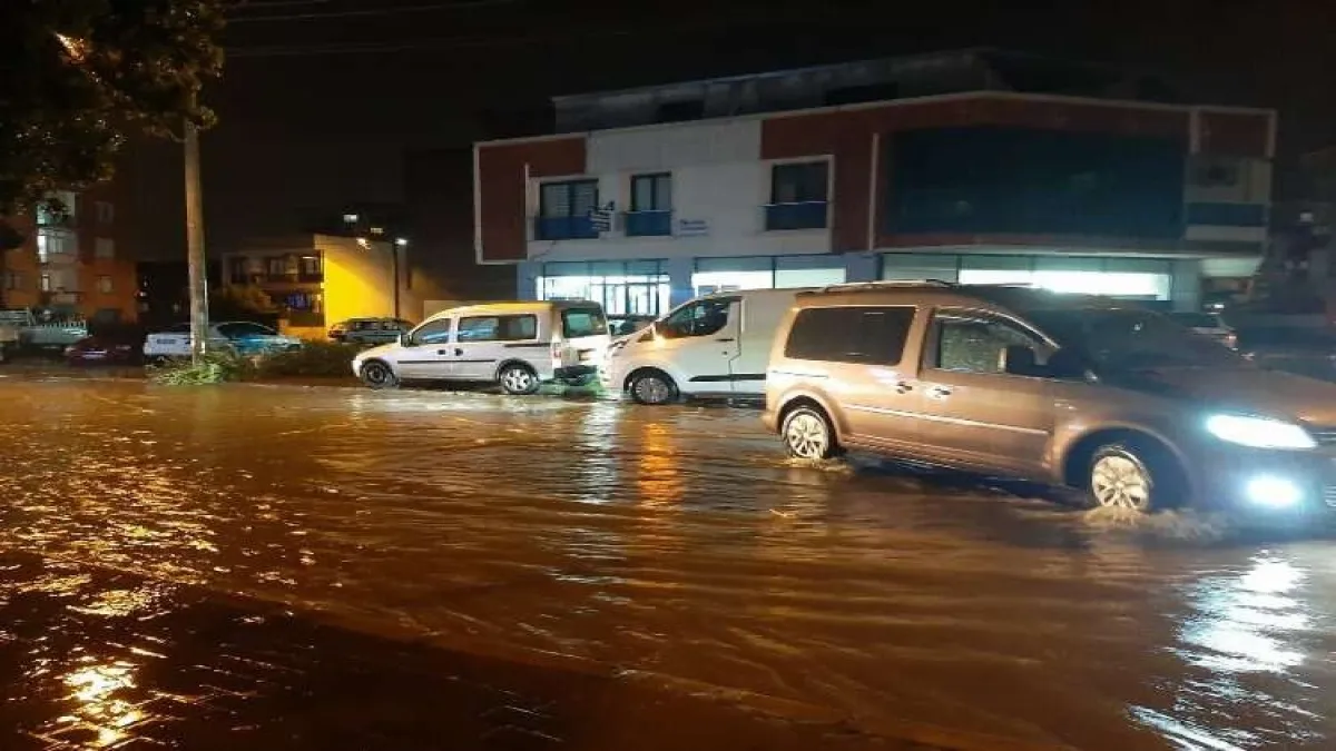 İzmir'de sağanak yağış etkili oldu haberinin görseli
