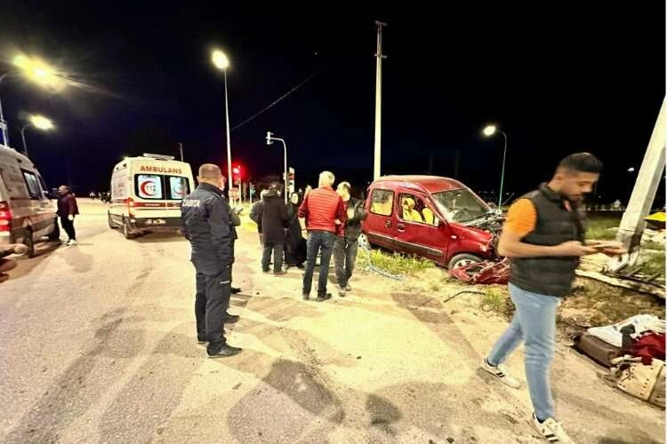 Tırın çarptığı hafif ticari araç başka tıra çarptı haberinin görseli