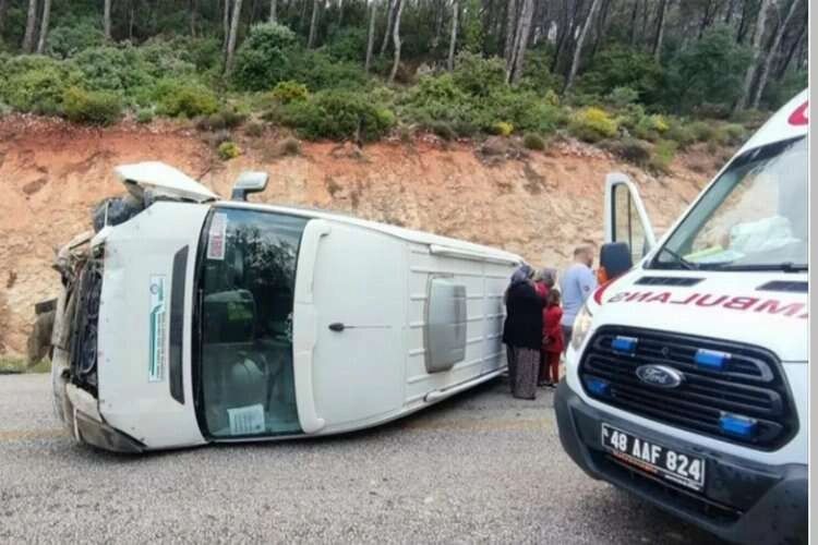 Muğla'da servis minibüsü kaza yaptı haberinin görseli