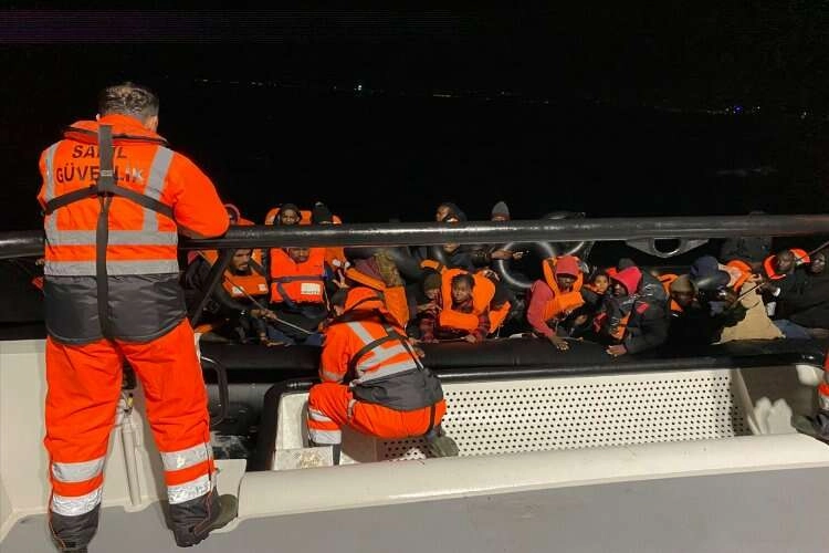 İzmir'de 92 düzensiz göçmen kurtarıldı haberinin görseli