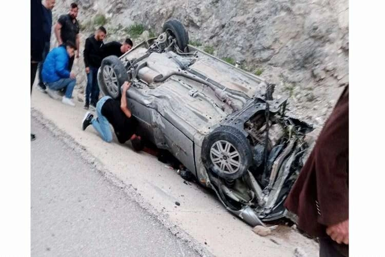 Afyonkarahisar'da kontrolden çıkan araç refüje devrildi haberinin görseli