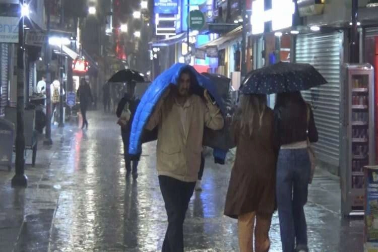 Sağanak Ege'yi vurdu... Araçlar su altında kaldı haberinin görseli