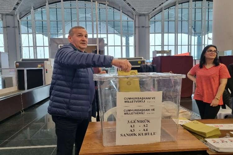 İstanbul Havalimanı’nda oy verme işlemi başladı haberinin görseli