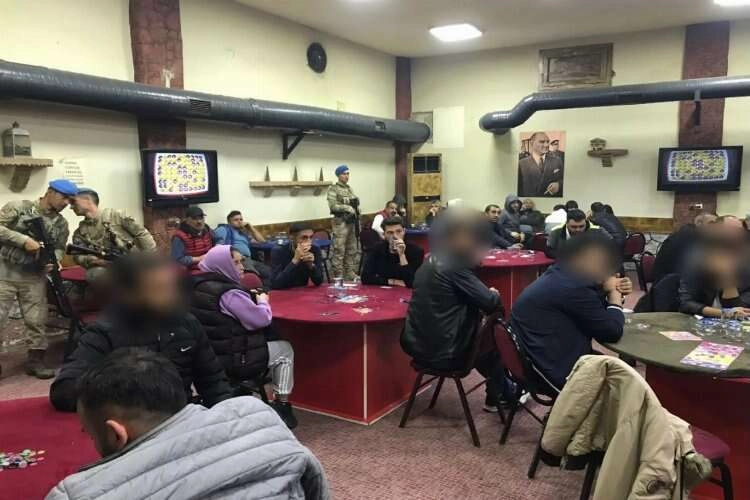 İzmir’de kumar operasyonu: 215 kişi suçüstü yakalandı haberinin görseli
