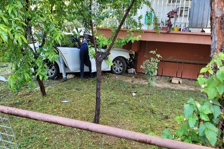 Sivil polis aracı site bahçesine uçtu haberinin görseli