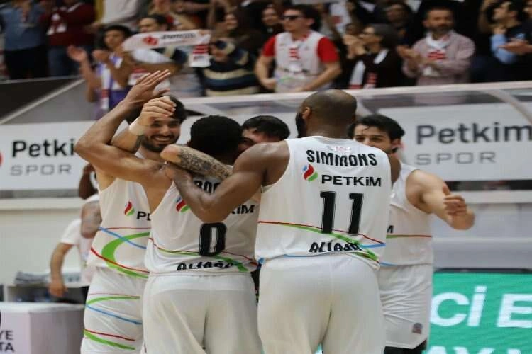 Petkimspor, bu sezon ikinci kez üst üste galibiyet aldı haberinin görseli