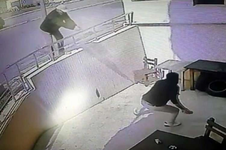 Karısının sevgilisini öldürdüğü anlar kameraya yansıdı haberinin görseli