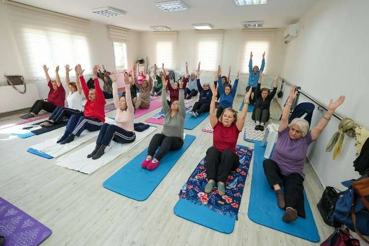 Gaziemir’in çınarları yoga ile gençleşiyor haberinin görseli