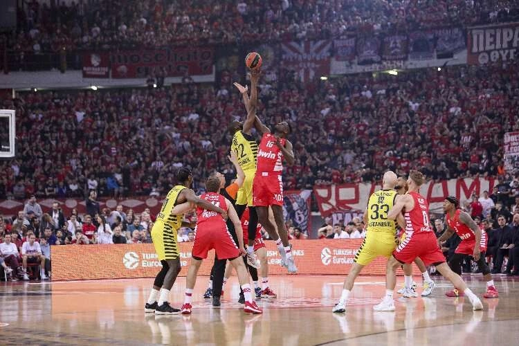 Fenerbahçe Beko 16 sayıdan geri gelerek kazandı