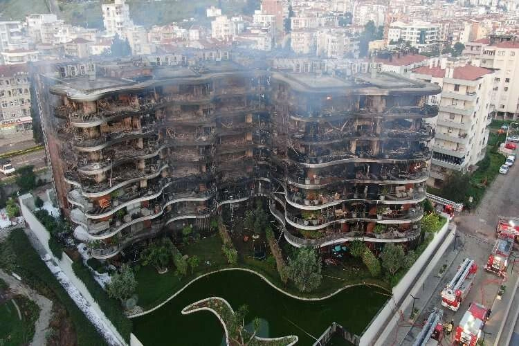 Narlıdere’deki yangınının acı yüzü gün ağarınca ortaya çıktı haberinin görseli